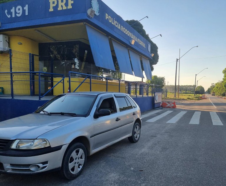 PRF recupera veículo roubado, durante fiscalização em São Mateus - HOJE ES
