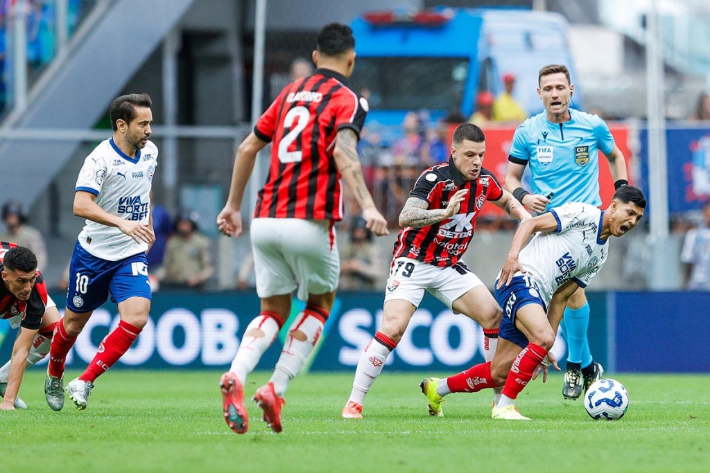 Mesmo com um a menos, Bahia vence Vitória em Ba-Vi eletrizante