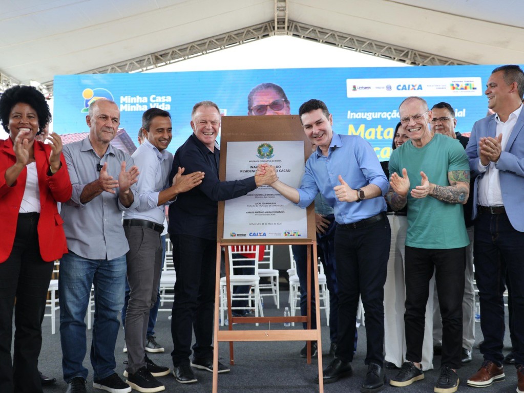 Governador participa da entrega de unidades habitacionais em Linhares