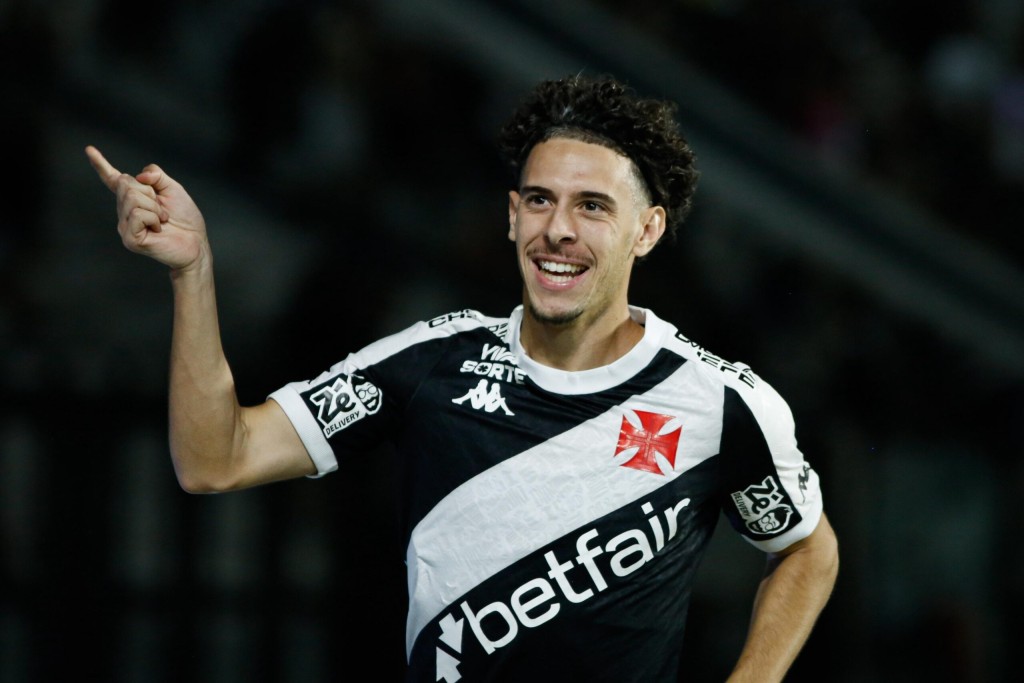 Vasco goleia o Fortaleza em São Januário e encerra jejum e sai da zona de rebaixamento