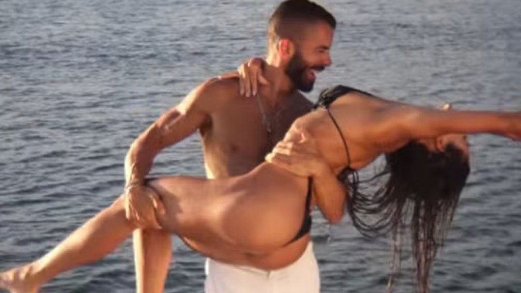 Mari Gonzalez e Pipo Marques curtem dia de praia com clima de romance em Salvador