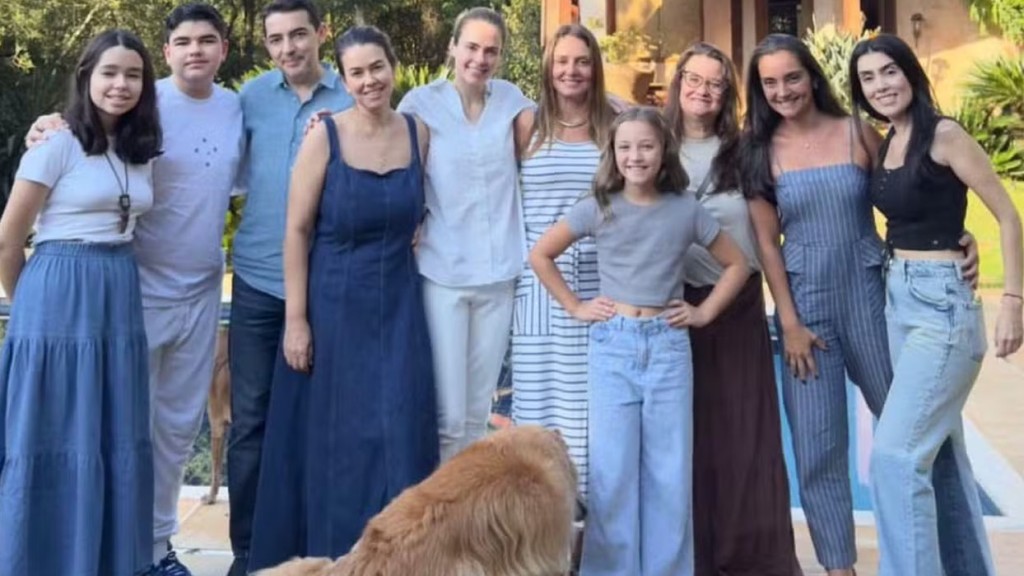 Ana Paula Renault reencontra familiares em BH e participa de missa de sétimo dia do pai